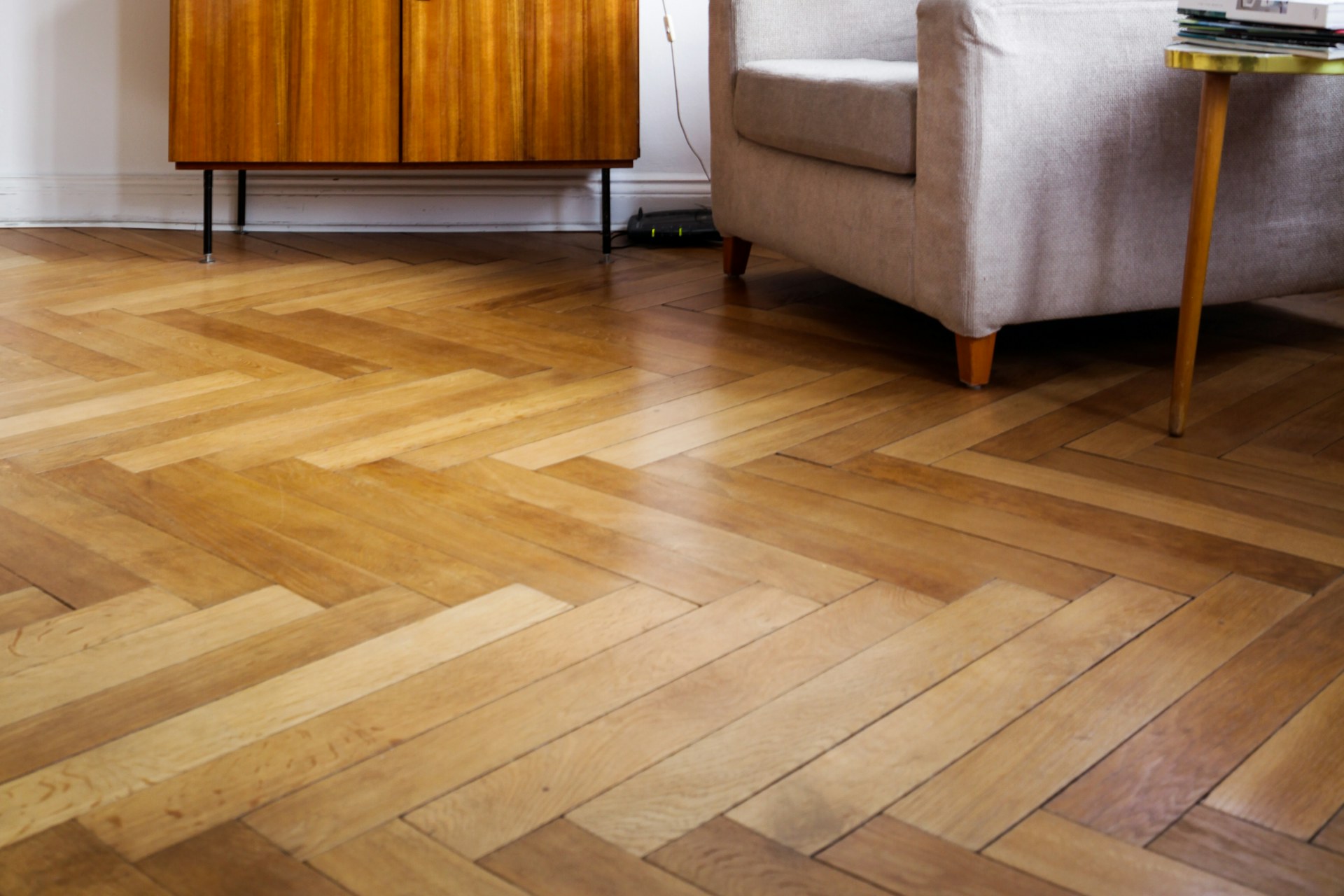 Skirting boards and architrave in a room